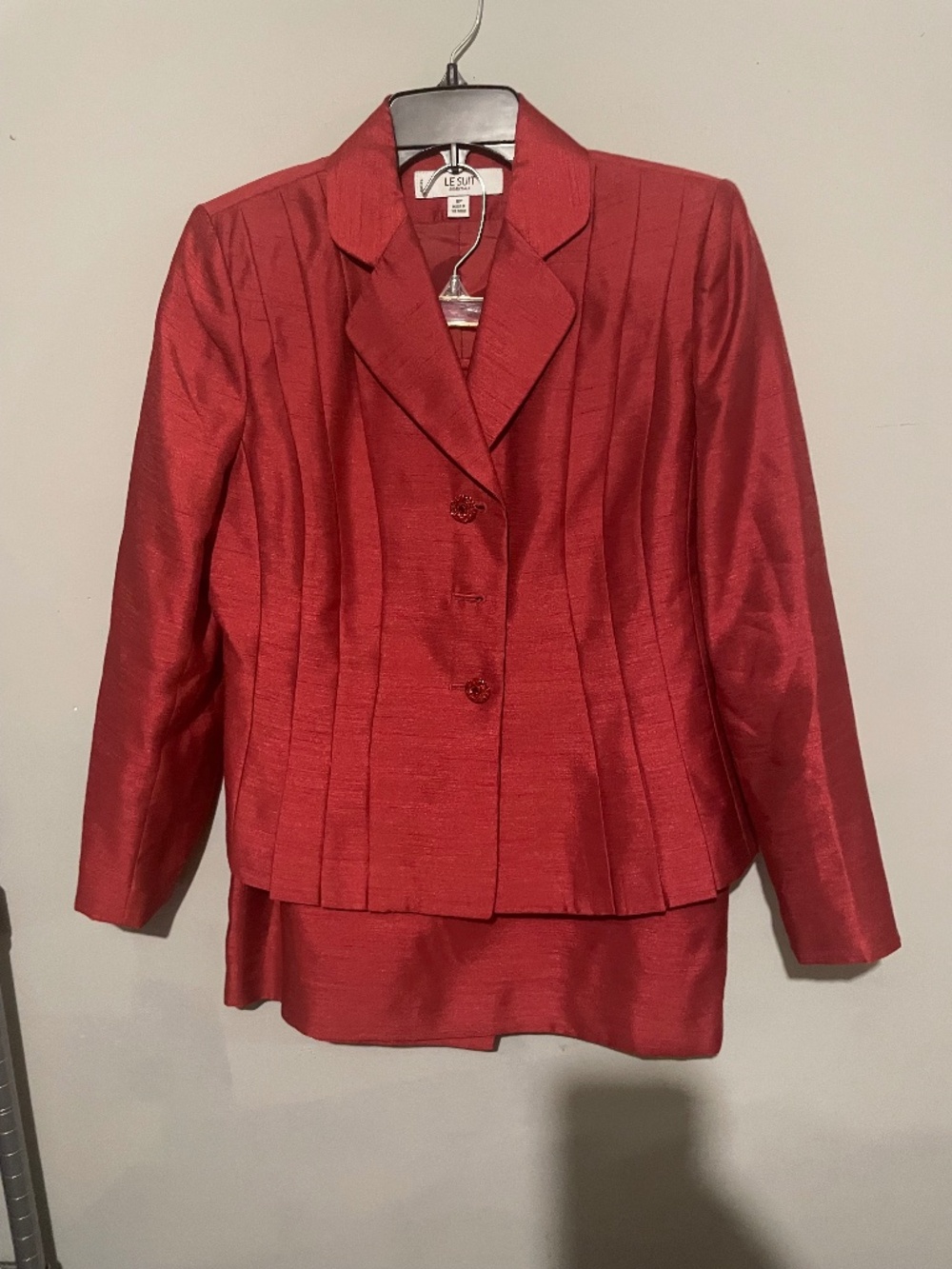 Le Suit women’s 8P red skirt suit